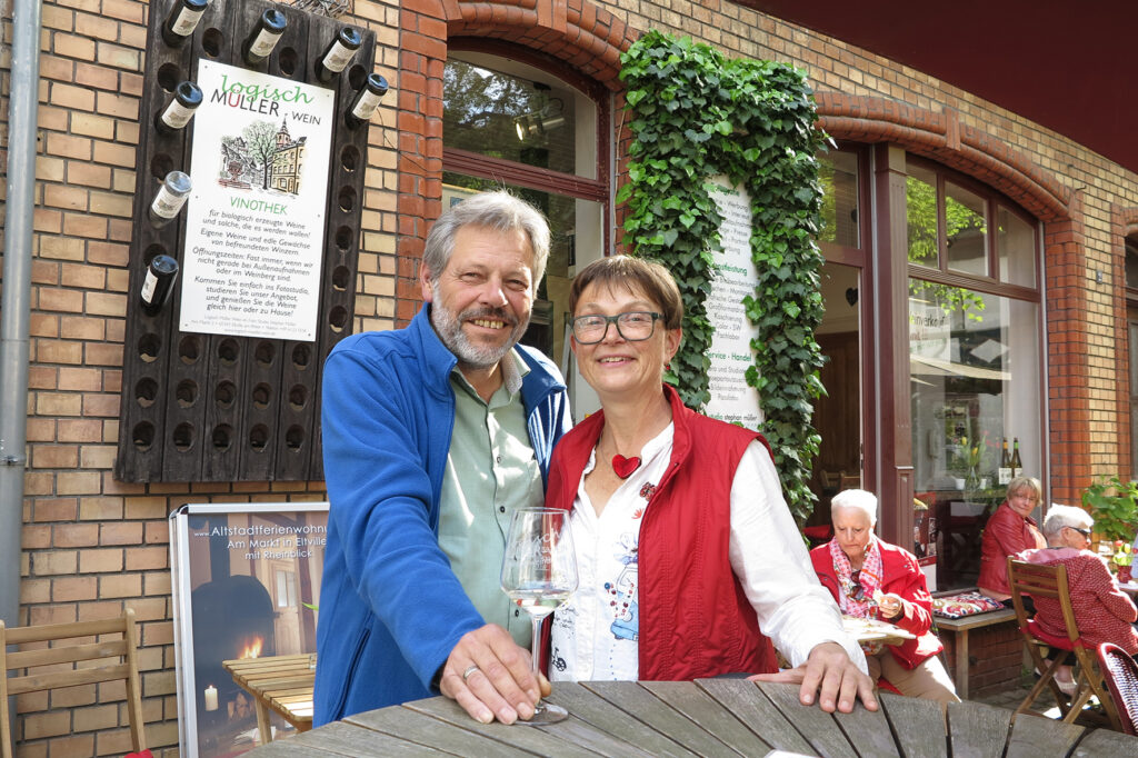 Stephan und Katja Müller vor ihrem Geschäft in der Eltviller Altstadt.